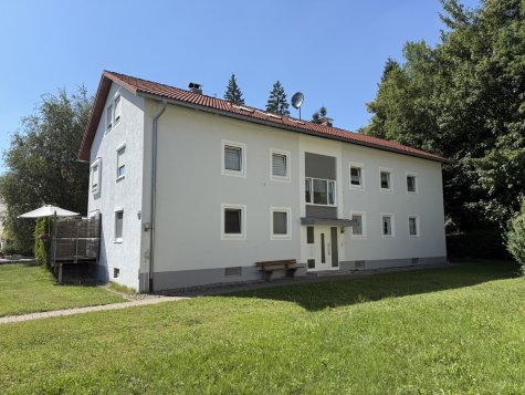 Familienfreundliche 4-Zimmer-Wohnung mit Balkon und Garage